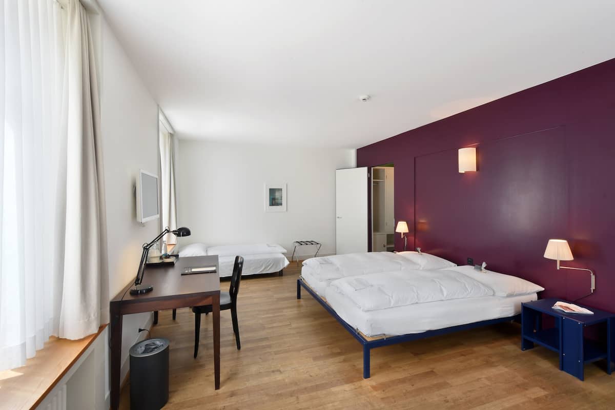 Hypoallergeen beddengoed, een kluis op de kamer, een bureau