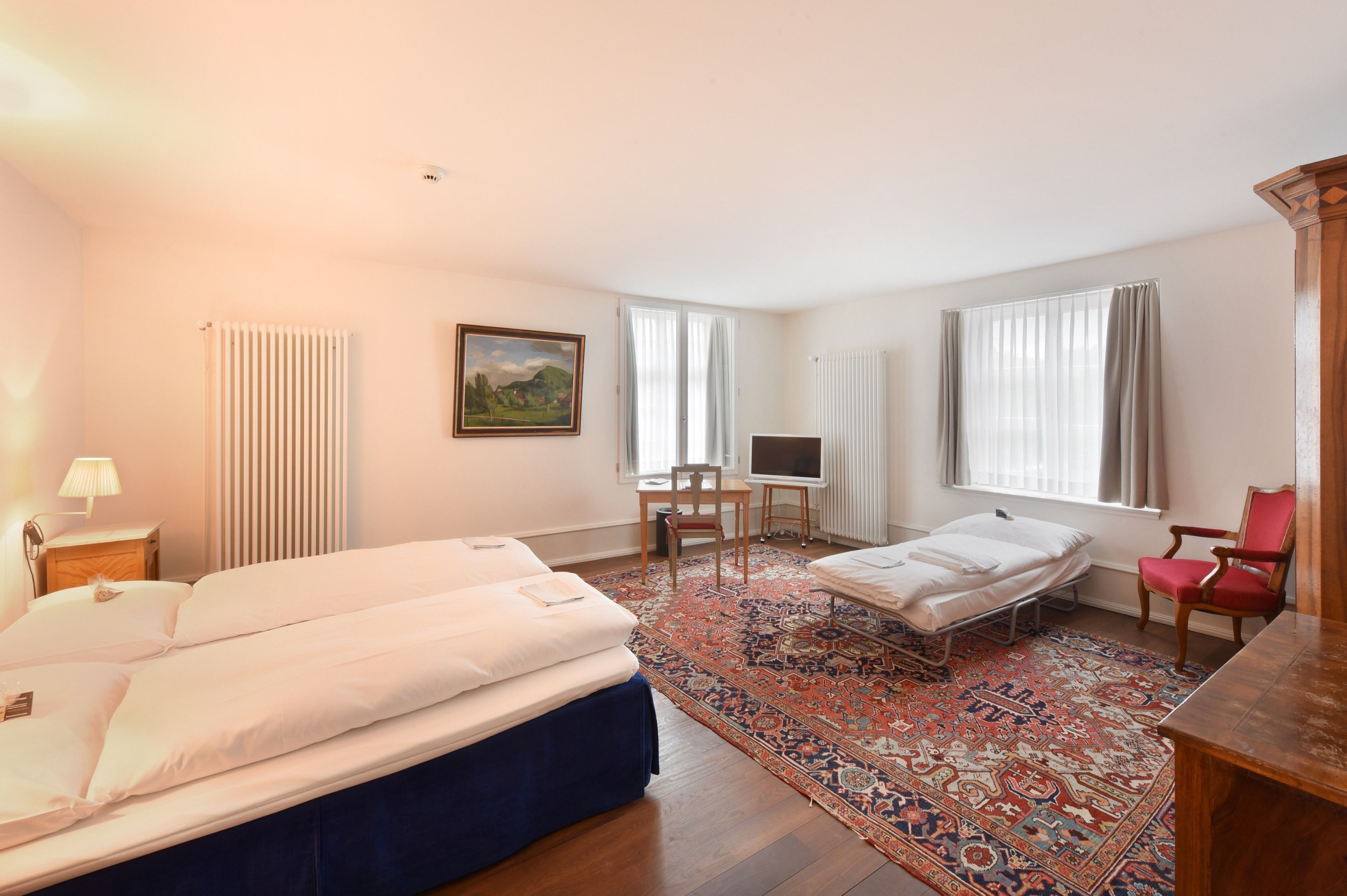 Roupas de cama antialérgicas, cofres nos quartos, escrivaninha