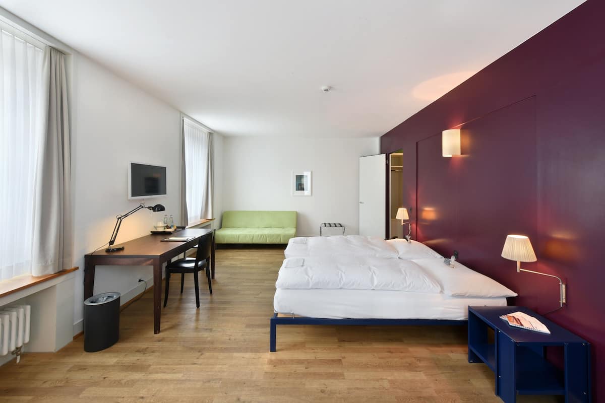 Hypoallergeen beddengoed, een kluis op de kamer, een bureau