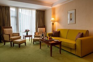 고급 침구, 미니바, 객실 내 금고, 책상