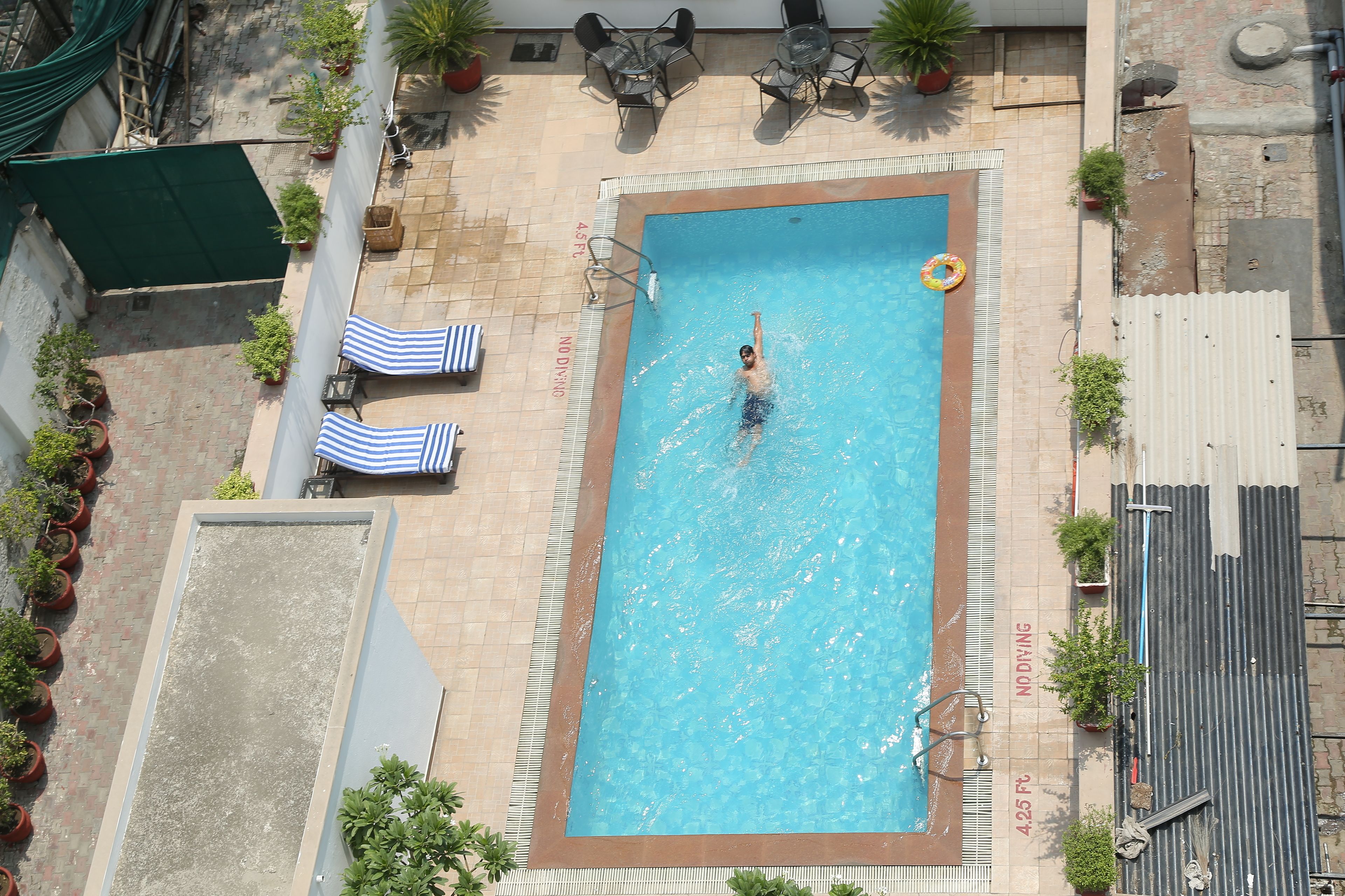 Una piscina al aire libre