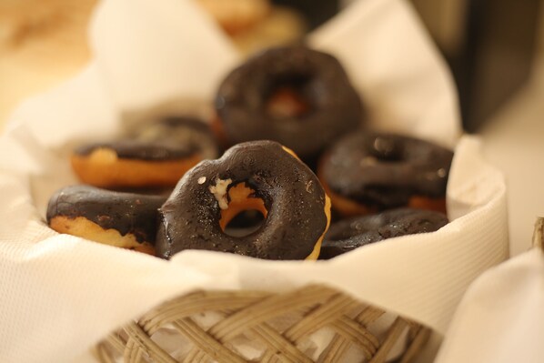 Una cesta de rosquillas de chocolate.