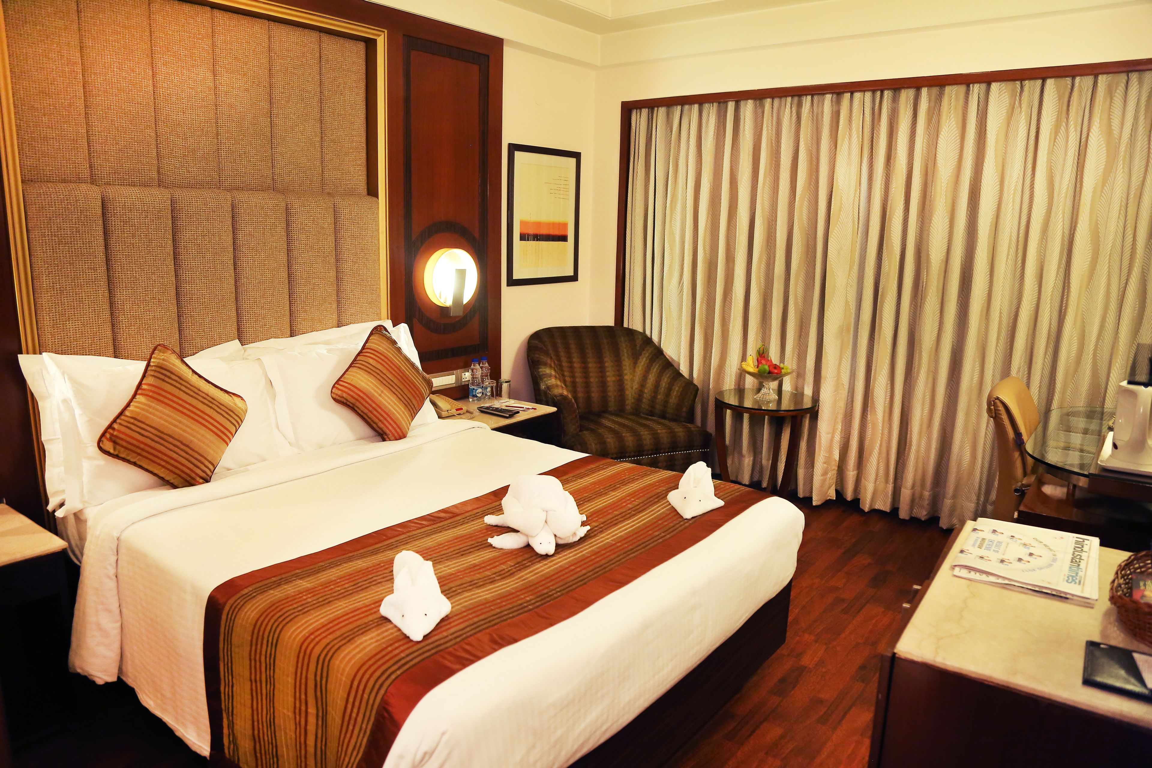 أغطية فراش متميزة وميني بار وخزنة داخل الغرفة ومكتب