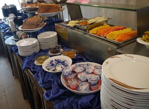 Ein Buffet mit verschiedenen Speisen und Beilagen.