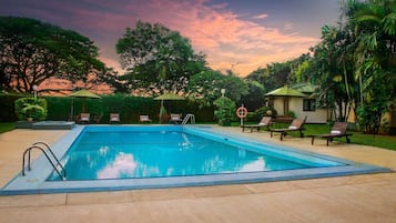 Outdoor pool, sun loungers