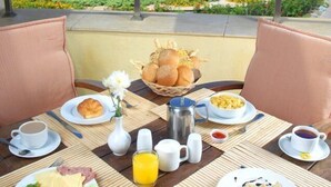 3 من المطاعم؛ يتم تقديم الإفطار، والغداء، والعشاء 
