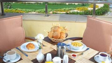 3 restaurants; breakfast, lunch, and dinner served
