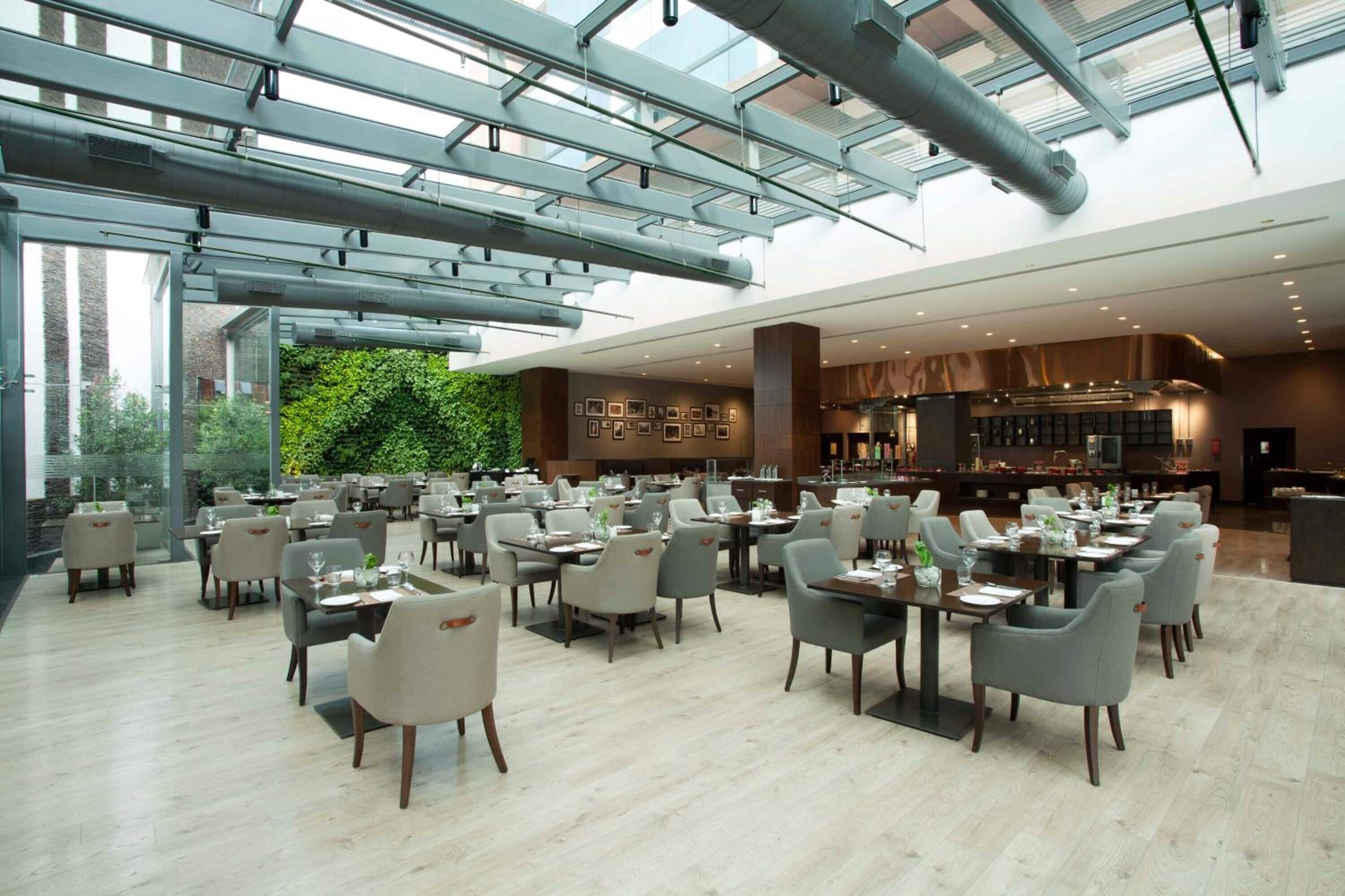 3 restaurants, breakfast, lunch, dinner served; Italian cuisine