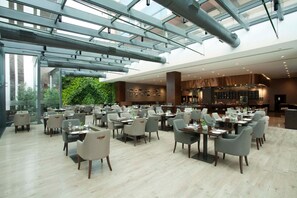 3 restaurantes; se sirve desayuno, almuerzo y cena; cocina italiana