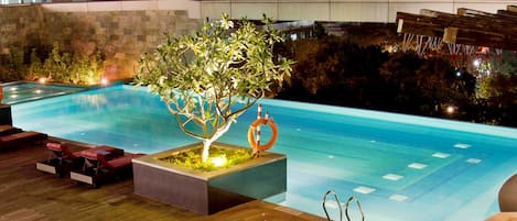 Piscina all'aperto, lettini