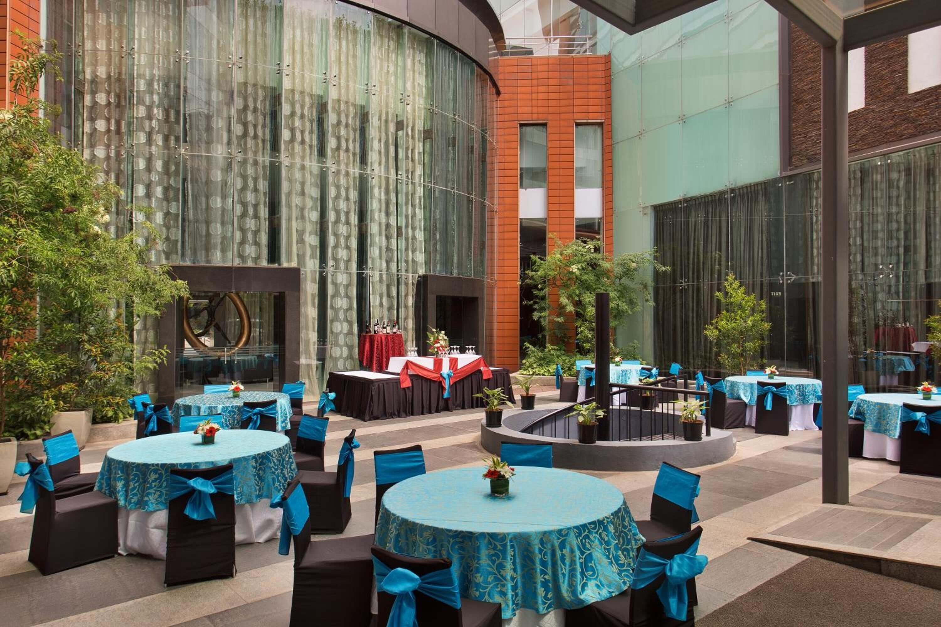 3 restaurants, breakfast, lunch, dinner served; italian cuisine