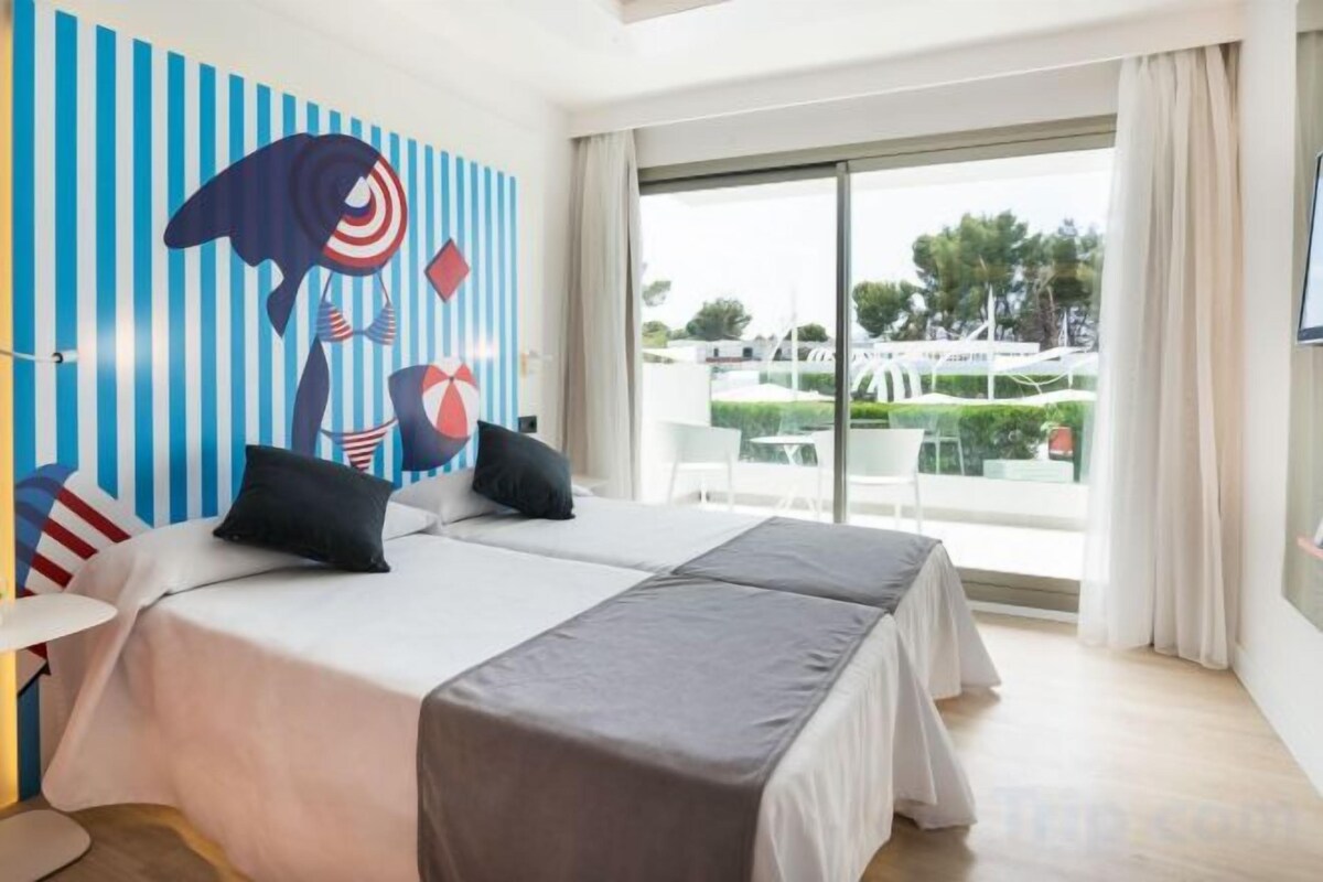In-room safe, iron/ironing board (on request), free WiFi, bed sheets