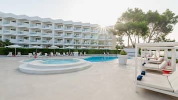 Piscina externa, guarda-sóis, espreguiçadeiras