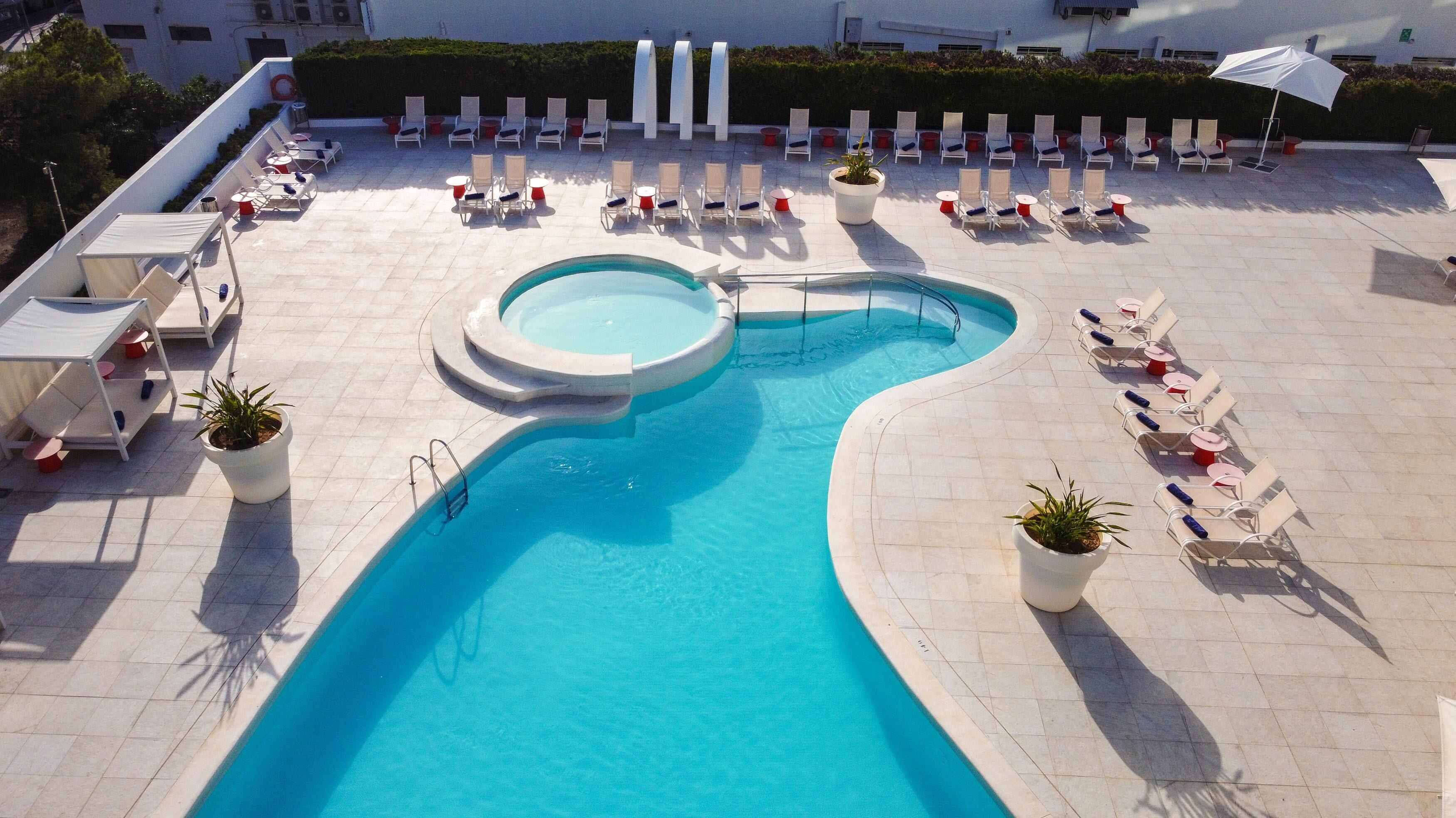 Outdoor pool, pool umbrellas, sun loungers