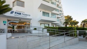 A THB Naeco Hotel & Chillout with a modern design, a staircase leading to the entrance, and a well-maintained outdoor area. - Hotel THB Naeco Ibiza - Adults Only (Sant Josep de sa Talaia)