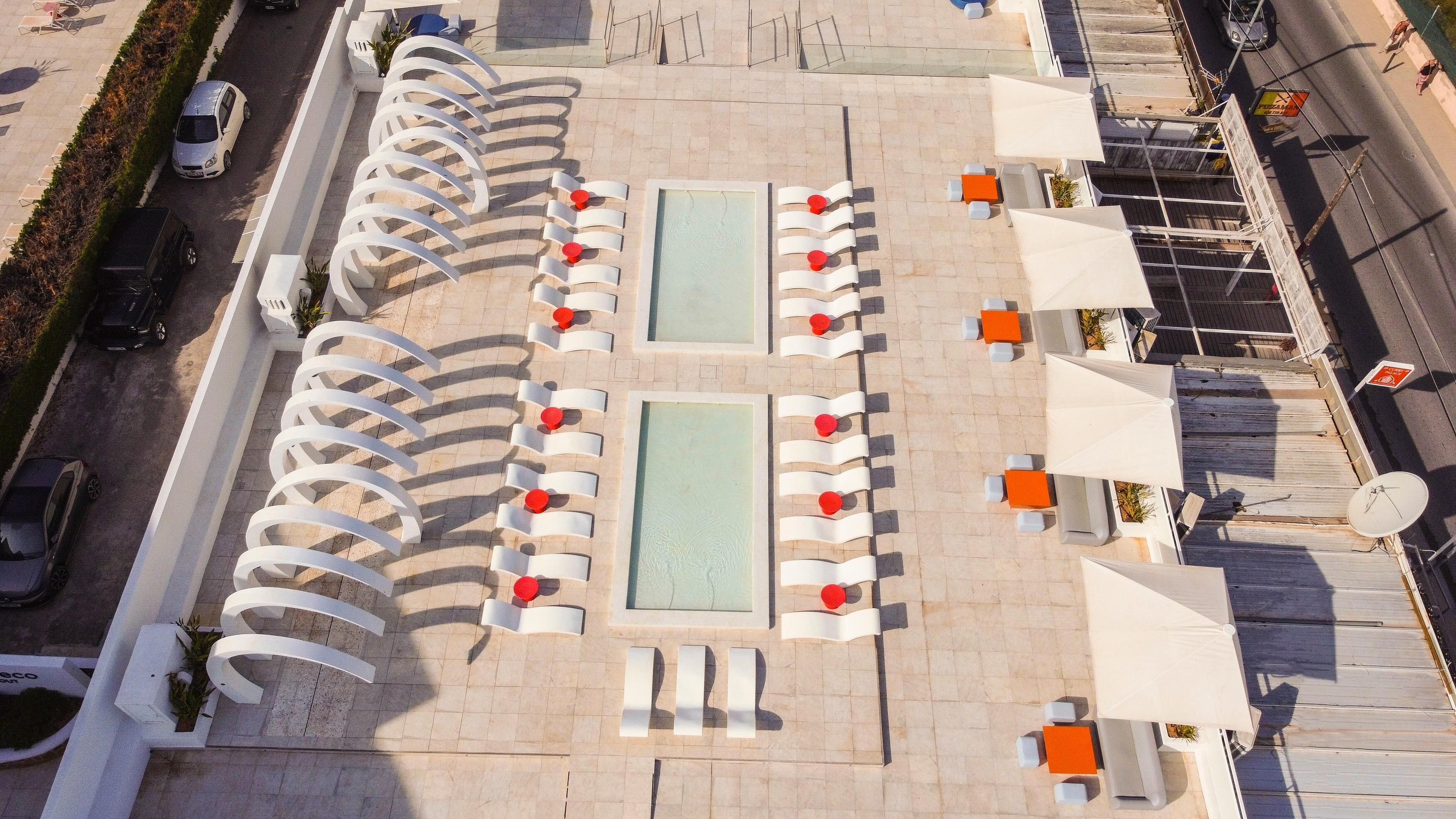 Piscine extérieure, parasols de plage, chaises longues