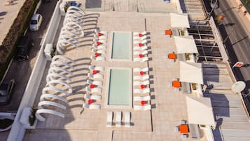 Piscine extérieure, parasols de plage, chaises longues