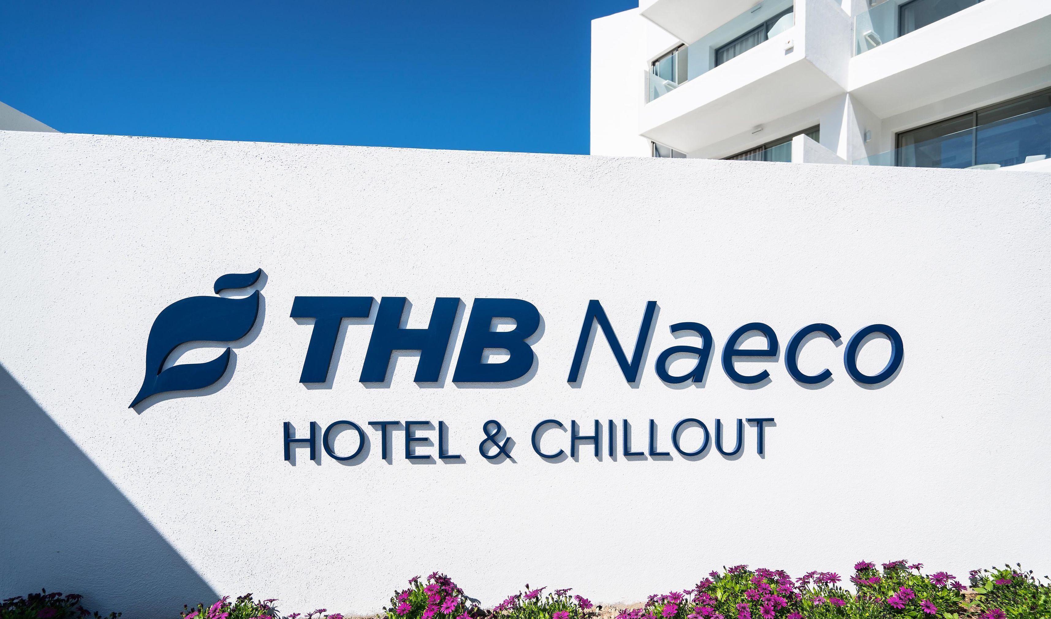 Une enseigne pour l’hôtel THB Naeco et son espace détente.