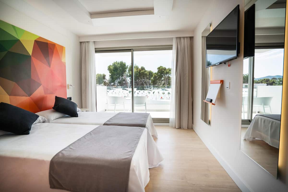 1 bedroom, in-room safe, iron/ironing board, free WiFi