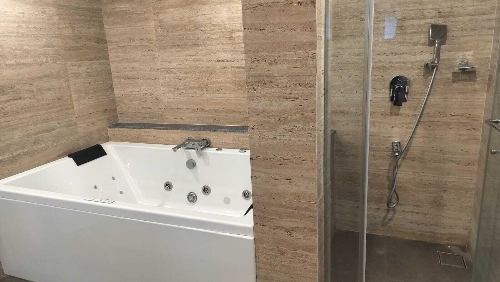 Suite (Jacuzzi) | Baño | Regadera, amenidades de baño gratuitas, secadora de cabello, toallas 