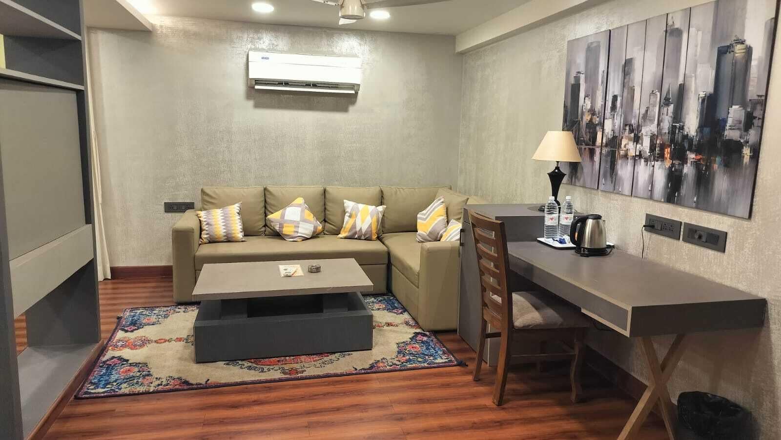 Phòng Suite (Jacuzzi) | Khu phòng khách | TV LCD 