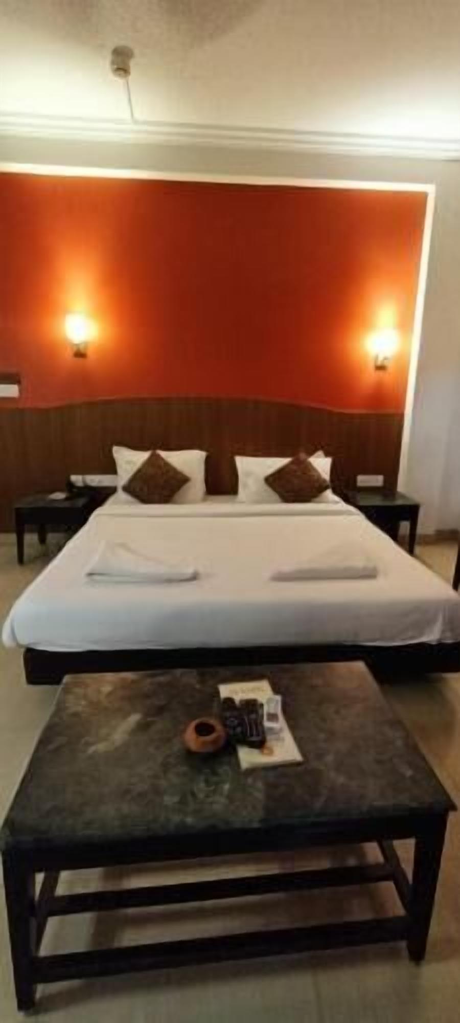 In-room safe, rollaway beds