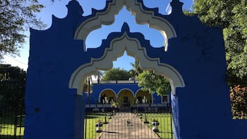 Vista frontal de la propiedad