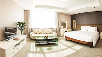 Phòng Suite, 1 giường cỡ queen, tủ lạnh | Két bảo mật tại phòng, bàn, giường gấp/giường phụ (phụ phí)