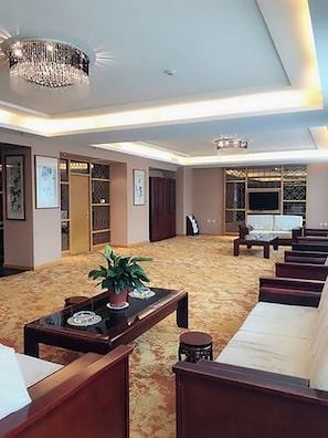 2 ravintolaa, joissa tarjoillaan aamiainen; kansainvälinen keittiö