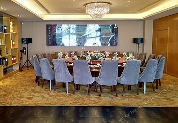 2 restoran, melayani sarapan, makan siang; sajian masakan internasional