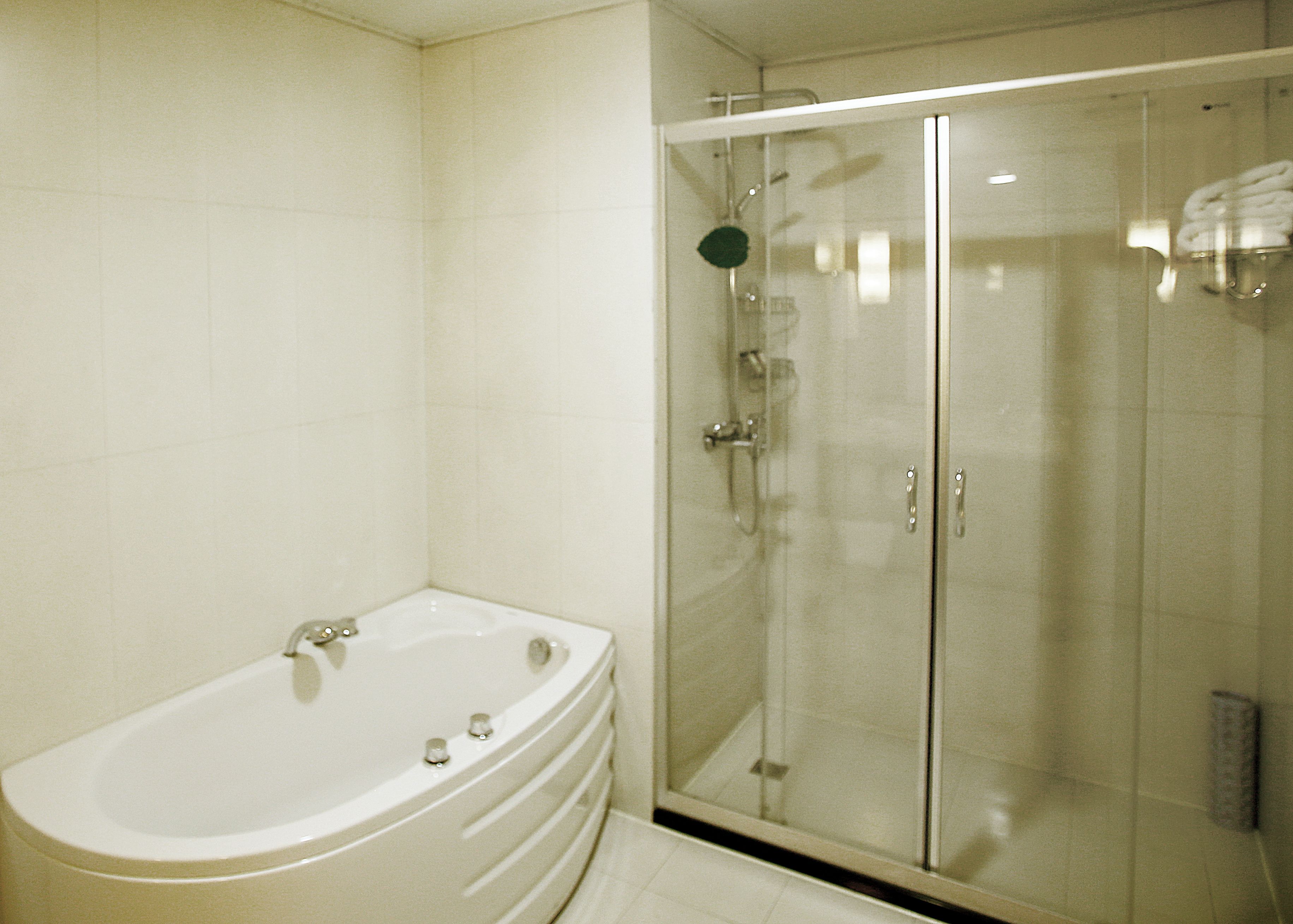 Rainfall showerhead, free toiletries, hair dryer, bathrobes