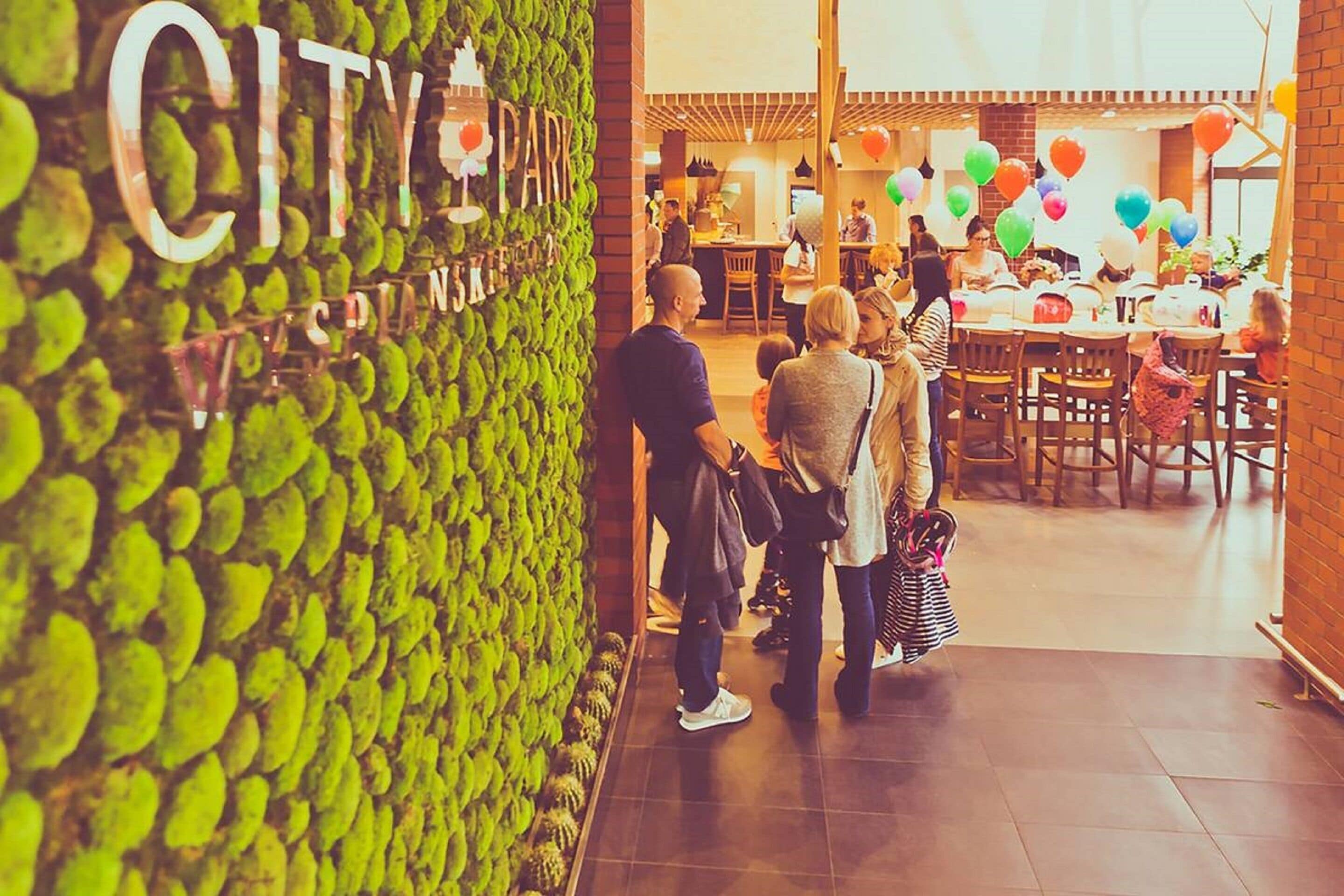 Um restaurante com uma parede verde e uma placa que diz 'CITY PARK'.