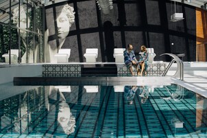 Piscina interna, espreguiçadeiras, salva-vidas no local