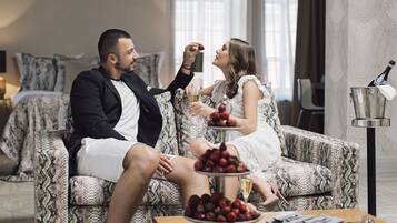 Kühlschrank, Mikrowelle, Wasserkocher mit Kaffee-/Teezubehör