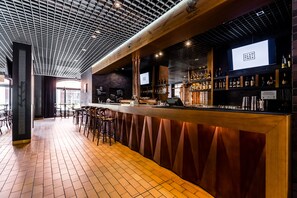 16 restaurants; s'hi serveixen esmorzars, dinars i sopars