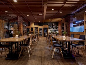 16 間餐廳,供應早餐、午餐和晚餐,地中海料理