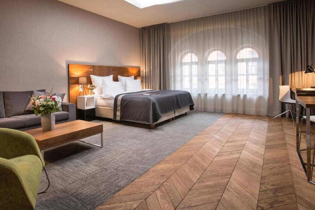 1 bedroom, premium bedding, in-room safe, desk