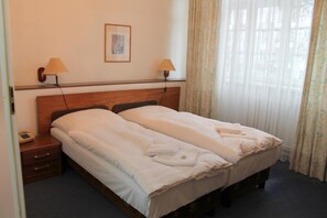 Ropa de cama hipoalergénica, escritorio, sistema de insonorización