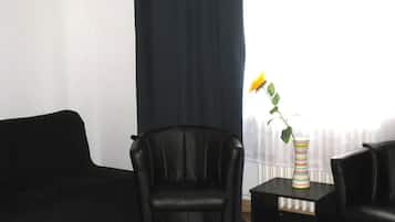 Familienzimmer | Wohnbereich | Fernseher