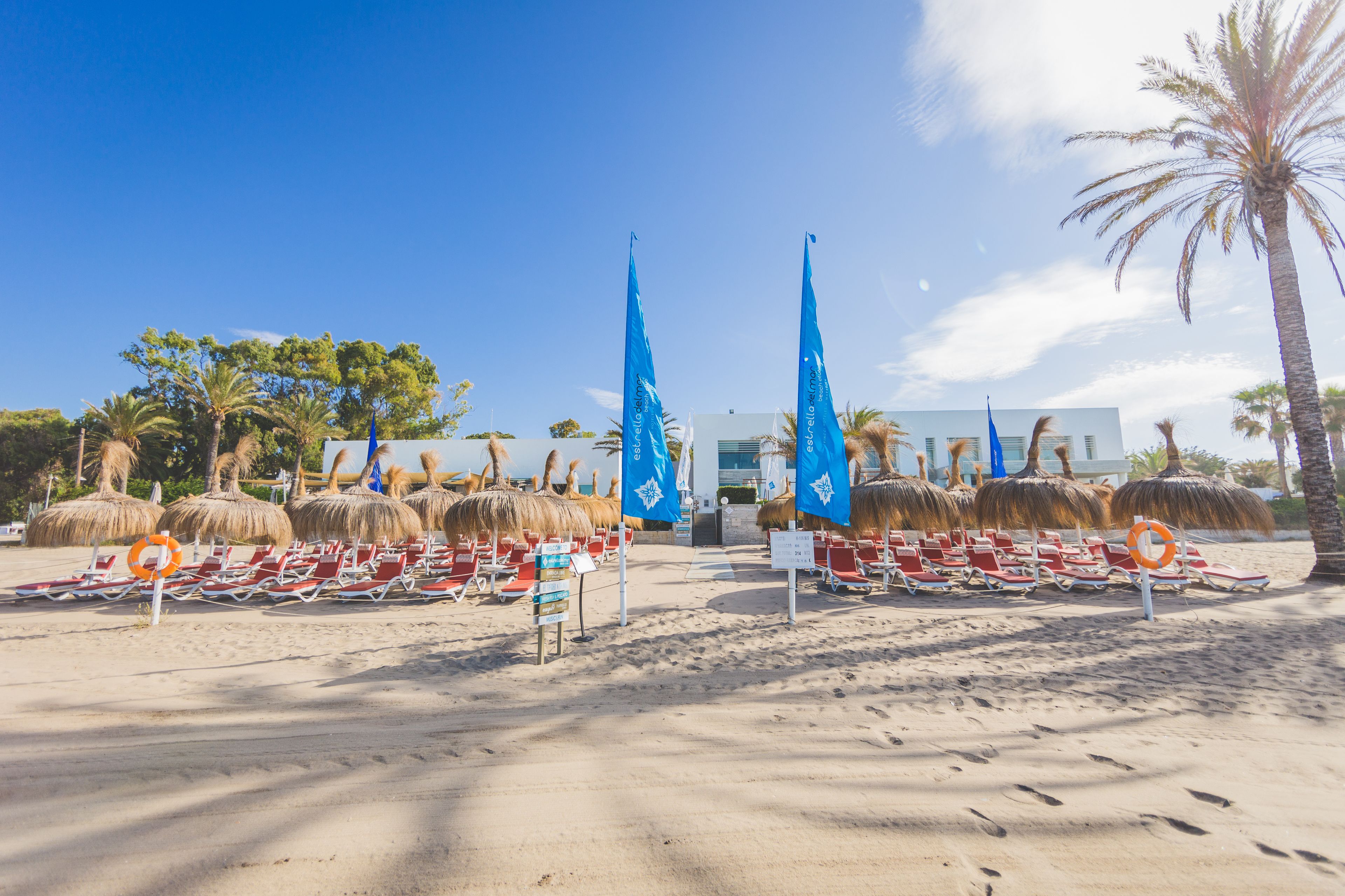 beach nearby, beach towels, beach bar