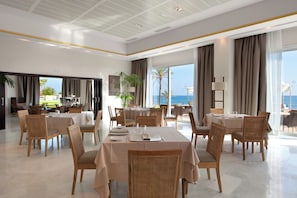 3 restaurants, lunch, dinner served; international cuisine - Vincci Estrella de Mar (Marbella)