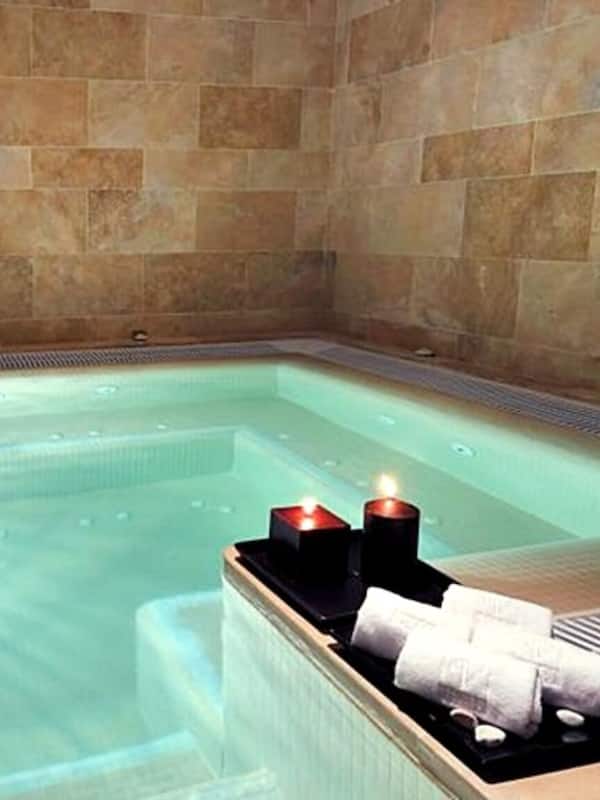 Bastu, bubbelpool, ångbastu, turkiskt bad/hamam och kroppsbehandlingar