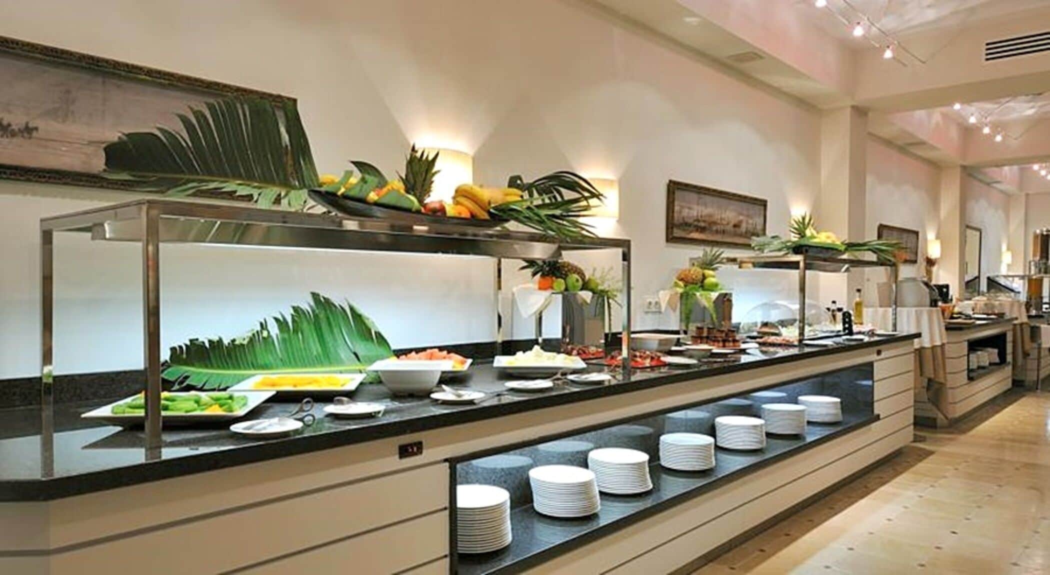 3 restaurants, lunch, dinner served; international cuisine