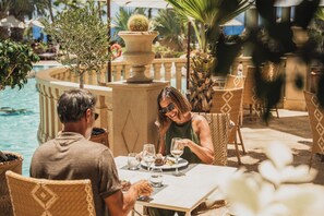 Hi ha 3 restaurants amb plats de cuina internacional 