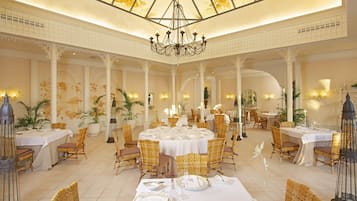 3 restaurants servant le petit déjeuner, le déjeuner et le dîner