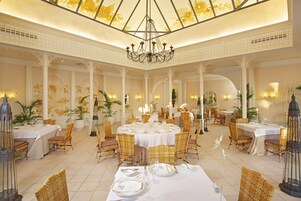 3 restaurants; breakfast, lunch, and dinner served