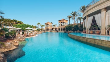 Piscine extérieure, parasols de plage, chaises longues