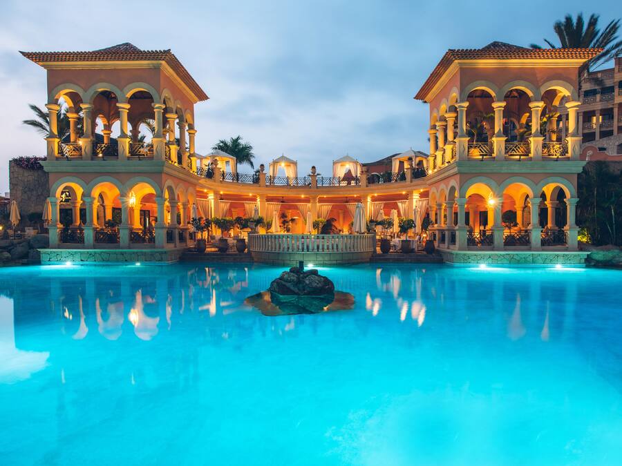 Un hotel grande e lussuoso con numerosi balconi e un cortile interno.