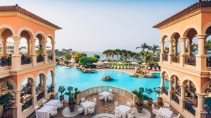 Piscine extérieure, parasols de plage, chaises longues