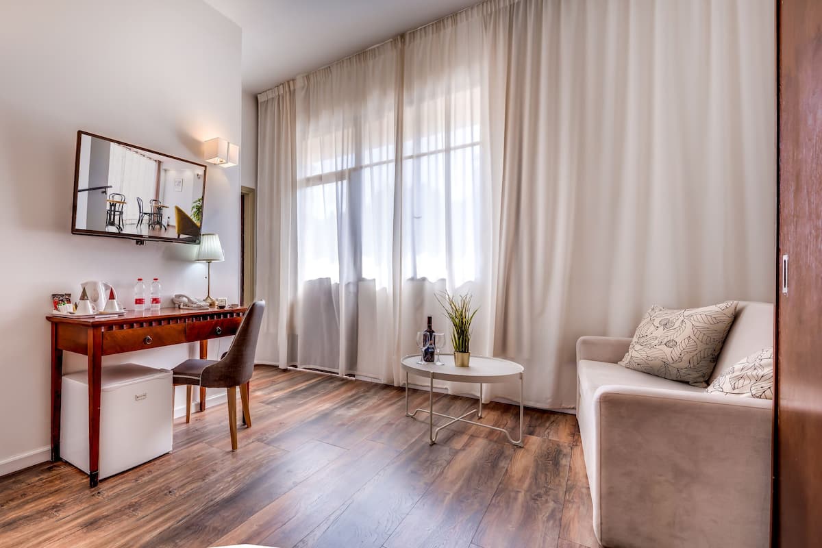Suite | Een kluis op de kamer, een bureau, verduisterende gordijnen